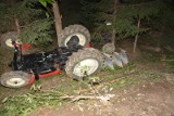Dramatyczny wypadek w Głowience. Pijany traktorzysta przygnieciony przez ciągnik. W ciężkim stanie trafił do szpitala [ZDJĘCIA]