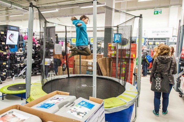 Decathlon wciąż szuka pracowników.