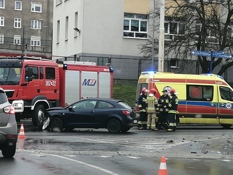 Do zderzenia osobówek doszło u zbiegu ulic: Jancarza, Sikorskiego i Estkowskiego.