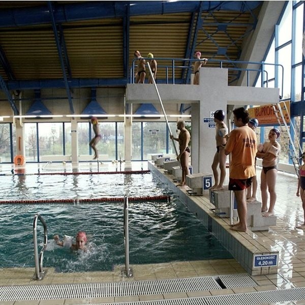 Do darmowych wejściówek na basen w Pabianicach mają prawo strażacy, strażnicy miejscy i członkowie Uniwersytetu III Wieku