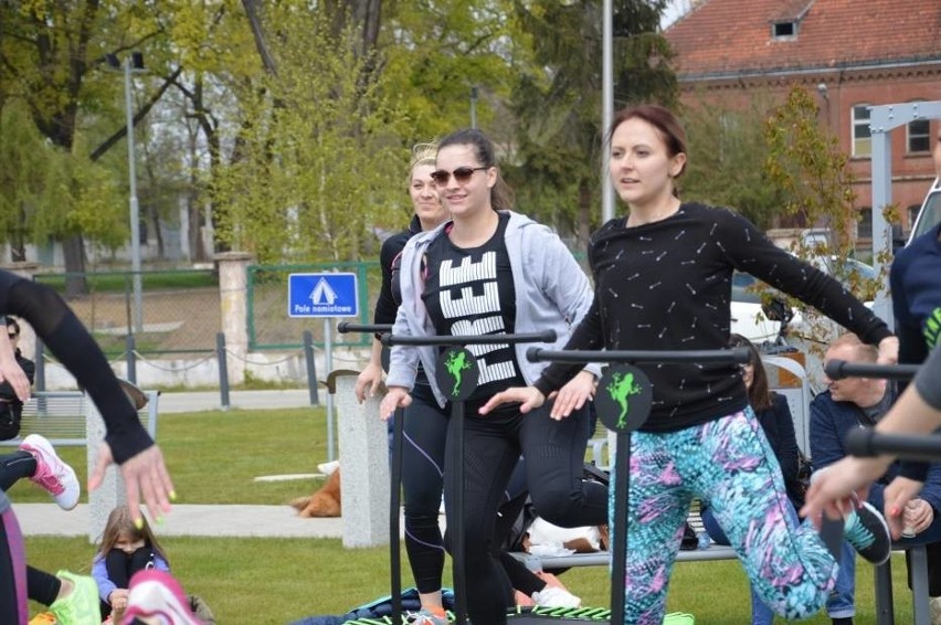 Majówkowy trening na trampolinach przy głogowskiej marinie [FOTO, FILM]