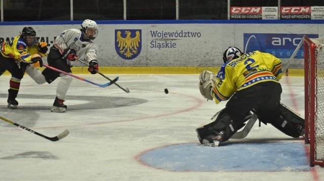 Hokejowy klasyk w wykonaniu młodzików: UKH Unia Oświęcim - MMKS Podhale Nowy Targ 3:4. Na zdjęciu: Filip Witek (UKH Unia, w białej koszulce), zdobył dwa gola dla oświęcimian.
