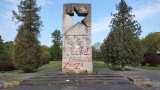 Ktoś napisał obraźliwe napisy na pomniku na cmentarzu żołnierzy radzieckich w Żarach