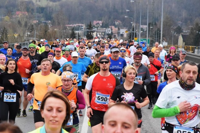 PKO Półmaraton dookoła Jeziora Żywieckiego to jedna z największych imprez biegowych w Beskidach. Każdego roku na starcie gromadzi ok. 2 tysięcy biegaczy.