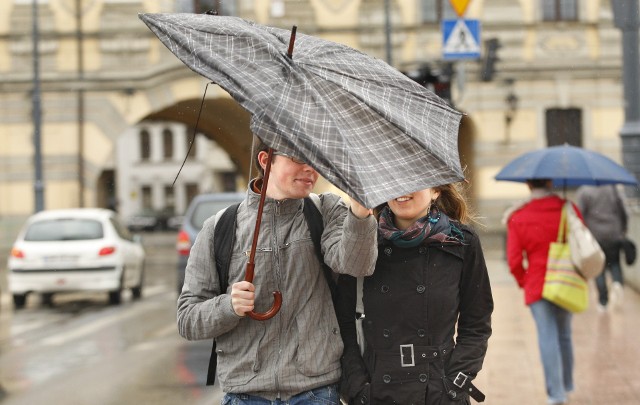 Ciepłe kurtki i parasole to podstawowe wyposażenie każdego kto w te dni zamierza wyjść z domu