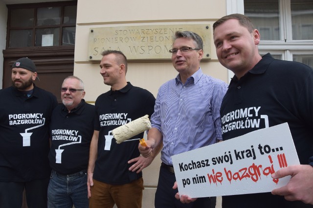 Od lewej: Patryk Proszek z Soundcore, radni: Andrzej Brachmański, Paweł Wysocki, prezydent Janusz Kubicki i radny Grzegorz Hryniewicz już dziś zapraszają na akcję walki z bazgrołami.