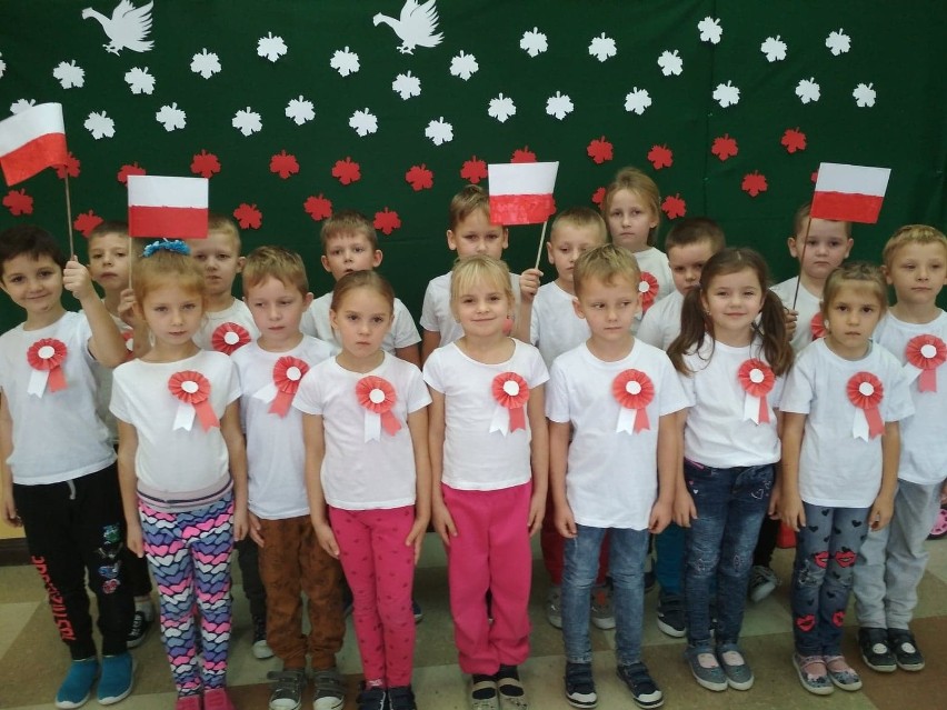 Szkoła do hymnu. Tym razem w Wielgusie "na żywo" śpiewały tylko przedszkolaki. Dzieci stanęły na wysokości zadania [ZDJĘCIA]