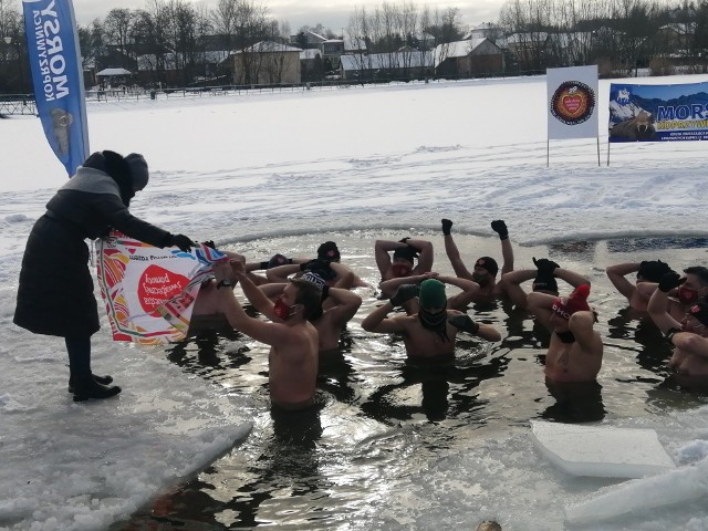 Od kąpieli w koprzywnickim zalewie rozpoczął się niedzielny 29. finał Wielkiej Orkiestry Świątecznej Pomocy w Koprzywnicy. Z lewej burmistrz Aleksandra Klubińska  przekazuje morsom symboliczną flagę.
