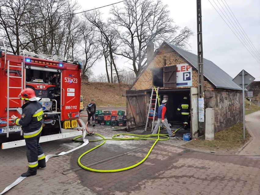 Kolejny w tym tygodniu pożar w gminie Marianowo. Palił się budynek magazynowy w Dalewie. Zdjęcia OSP Marianowo