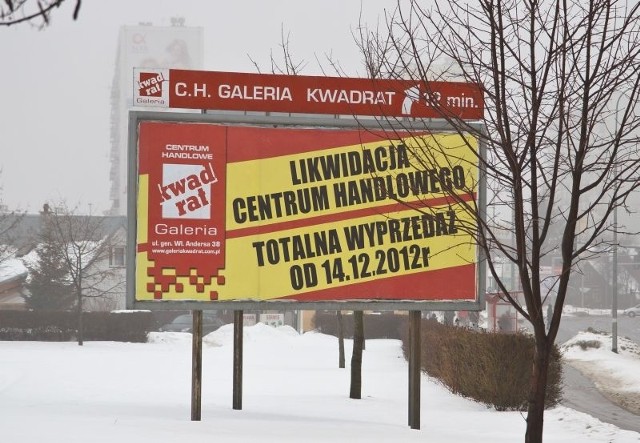 Totalna wyprzedaż w Galerii Kwadrat. Wielki billboard z taką informacją stoi tuż przy jednym z akademików Politechniki Białostockiej przy ul. Zwierzynieckiej.