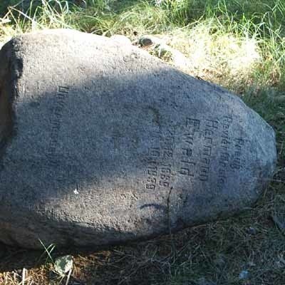 Wśród zniszczonych nagrobków jest kamień upamiętniający nadleśniczego Hermana Ewalda
