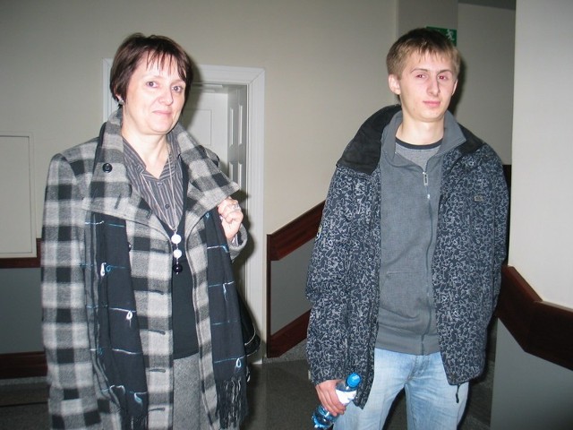 Irena Dybczyńska, matka poszkodowanego sportowca, oraz Wojciech Dybczyński przyszli dziś do sądu.