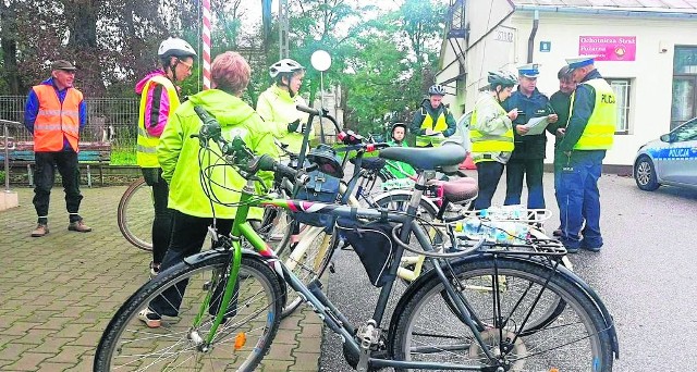 Uczestnicy sobotniego rajdu rowerowego po najciekawszych miejscach gminy Jasieniec zanim wyruszyli na trasę spotkali się z policjantami, którzy przypomnieli im zasady bezpiecznej jazdy.