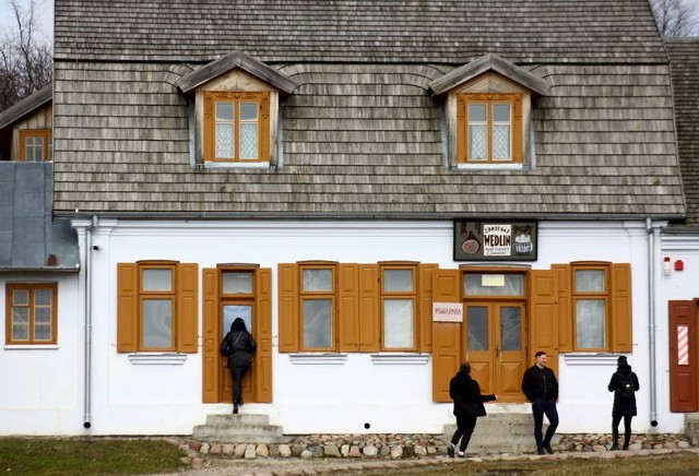 Spacer po SkansenieWeekend to świetny czas na spacery. W Lublinie możemy pospacerować m.in. po Ogrodzie Botanicznym, Parku Ludowym, Ogrodzie Saskim, lubelskich wąwozach, terenach wzdłuż Bystrzycy, a także po Skansenie, bo od miesiąca jest już dostępny dla zwiedzających. Muzeum Wsi Lubelskiej czynne jest codziennie w godz. 9:00-18:00 (ostatnie wejście o godzinie 17:00).