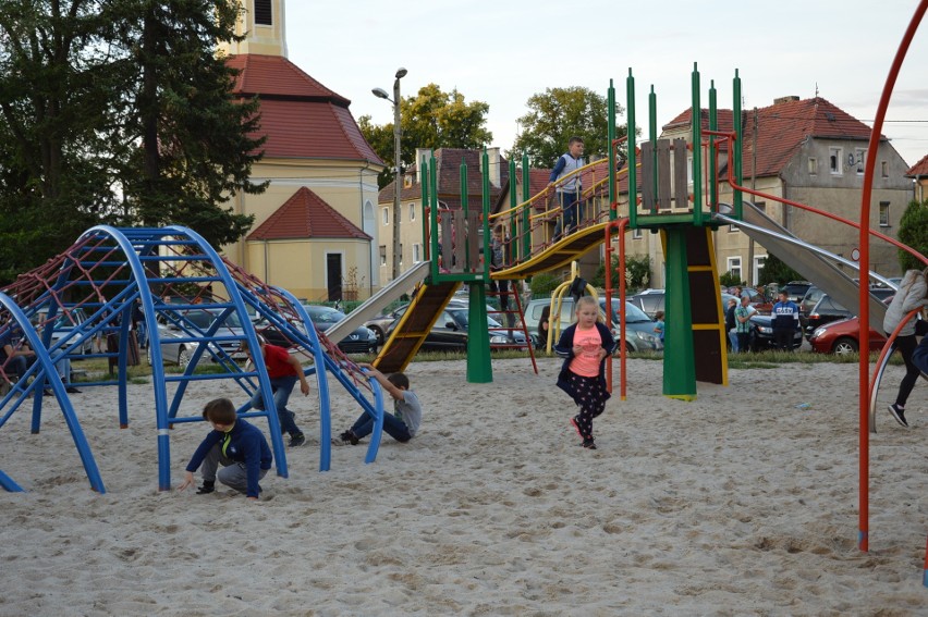 Nawet w chłodniejsze dni teren przy Zalewie w Małomicach...