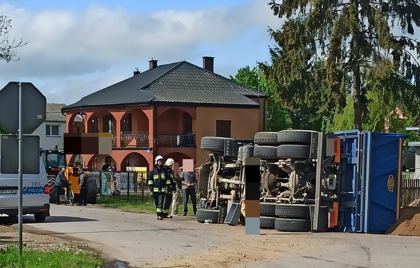 Wypadek w Wykrocie. Ciężarówka przewróciła się na skrzyżowaniu