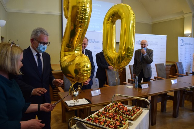 20. urodziny Uniwersytetu Zielonogórskiego. Z tej okazji w auli rektoratu pojawił się tort w kształcie liter UZ