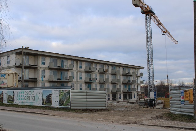 Tak obecnie wygląda stan budowy apartamentowca na nowym osiedlu Orliki w Przysusze.