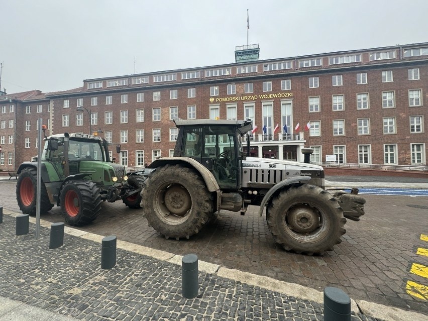 Protest rolników przeniósł się pod Urząd Wojewódzki w...