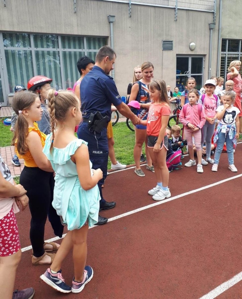 Policjanci zorganizowali rowerowy tor przeszkód dla dzieci z półkolonii