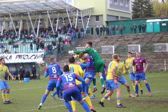 16.04.2022. III liga: Polonia Bytom - Stal Brzeg.  Zobacz kolejne zdjęcia. Przesuwaj zdjęcia w prawo - naciśnij strzałkę lub przycisk NASTĘPNE