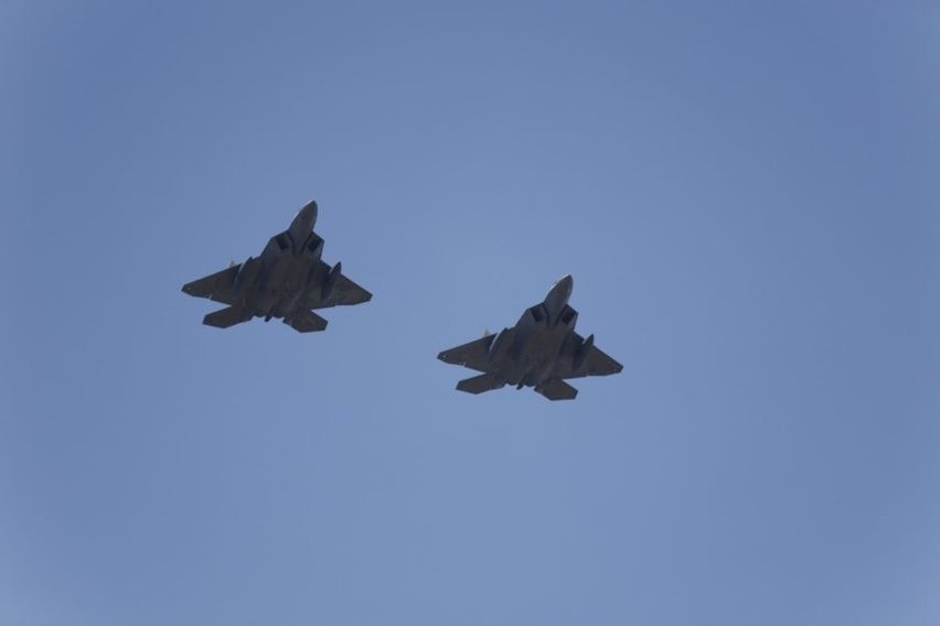 Myśliwce F-22 Raptor wylądowały w bazie w Łasku