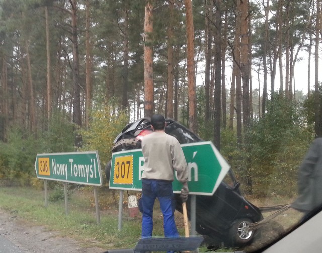 Samochód zawisł na znakach w Bukowcu