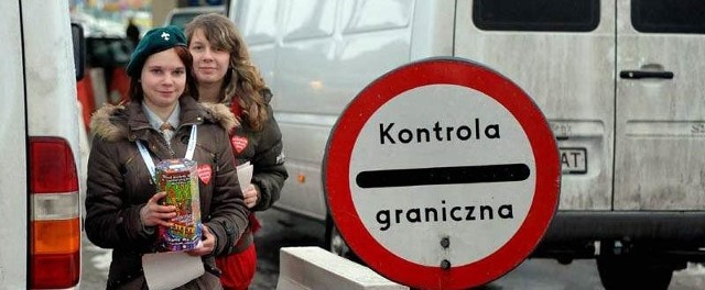 Ewa (z lewej) i Justyna (w głębi) podczas kwesty na polsko-ukraińskim przejściu granicznym w Medyce.