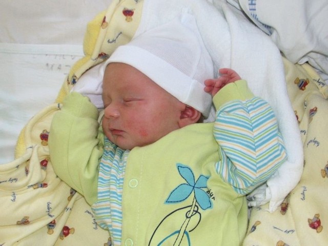 Jaś Murawski urodził się we wtorek, 8 maja. Ważył 3390 g i mierzył 55 cm. Jest pierwszym dzieckiem Ewy i Tomasza z Wilczogęb.