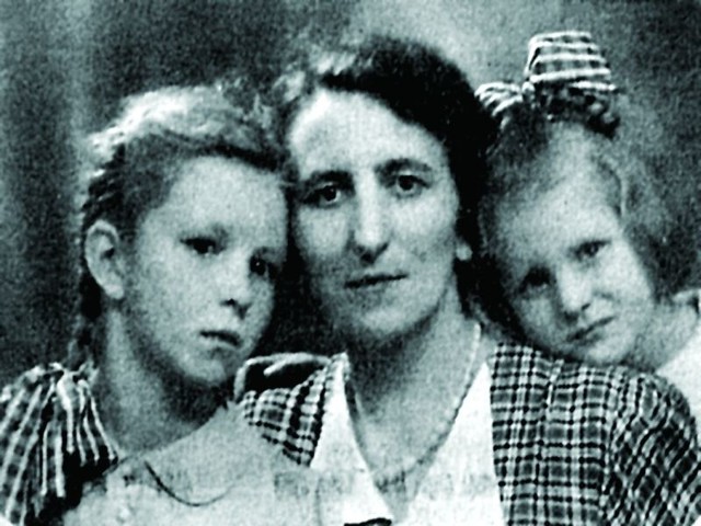 Gertruda Lubinkowska z córkami - Barbarą (po lewej) i Julittą, Garbatka 1942 rok