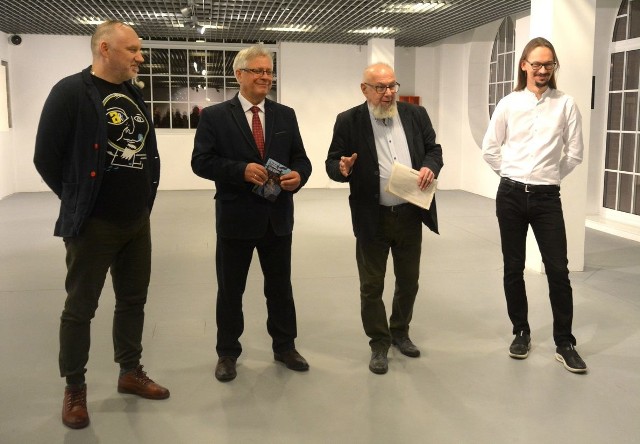 Podczas wernisażu: od lewej:profesor Artur Krajewski,Włodzimierz Pujanek, Zbigniew Belowski i gość- Maciej Andrzejczak.