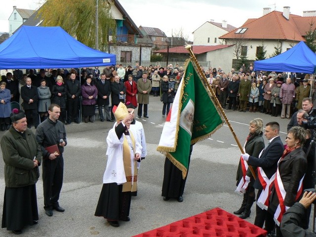 Sztandar szkoły w Mójczy, noszącej od środy imię gen. Tadeusza Buka poświęcił ks. biskup Kazimierz Gurda 