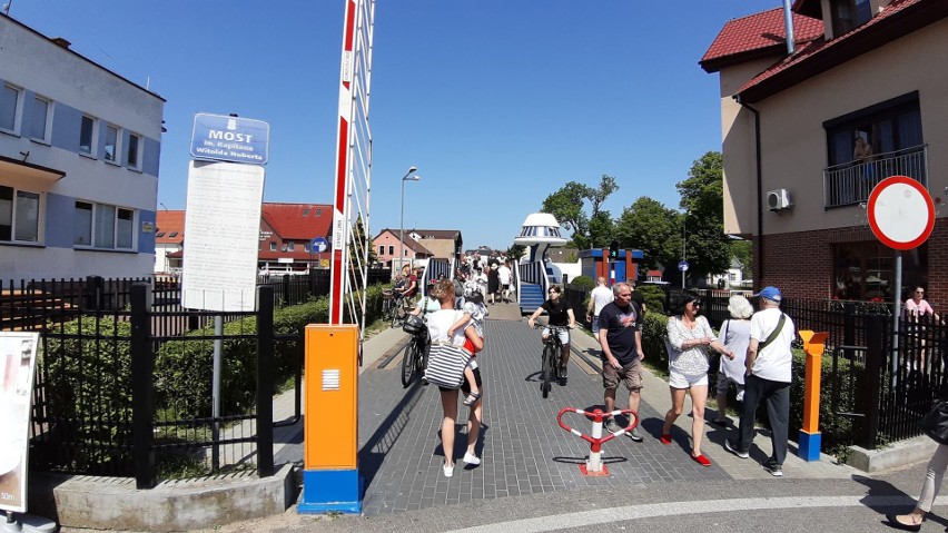 Słoneczny weekend w regionie. W Darłówku tłumy turystów [ZDJĘCIA]