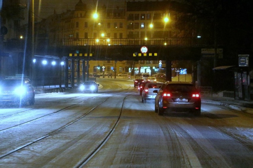 Zima w mieście. Raport z dróg we Wrocławiu i okolicy na żywo [17.01.2021]