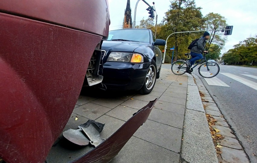 Wypadek dwóch aut na Wyszyńskiego We Wrocławiu