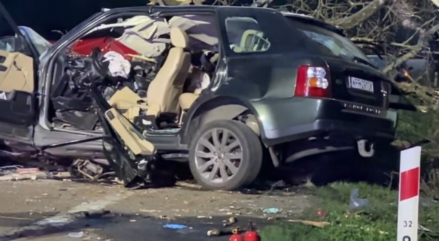 Rozpędzony range rover uderzył w drzewo na drodze wojewódzkiej nr 631 niedaleko Warszawy. Jedna osoba zginęła.