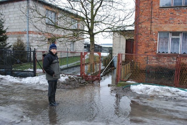 Powiat nakielski. Woda zalewa wsie, wdziera się do piwnic