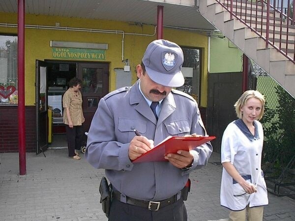 Dzielnicowi pomagają zabezpieczyć sklepy.