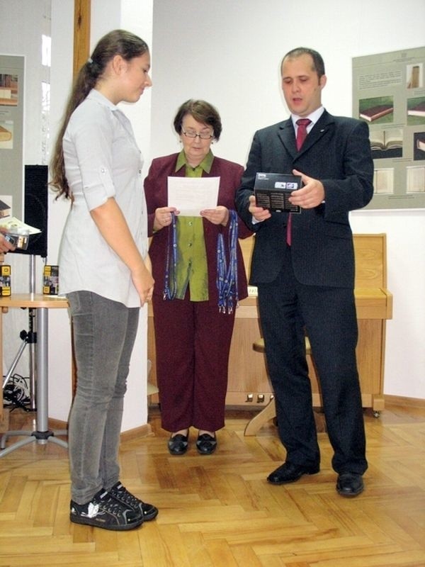 Piotr Wałcerz, prezes Stowarzyszenia Bezpieczne Miasto Tarnobrzeg (pierwszy z prawej) wręcza jedną z nagród w konkursie "Źródła i następstwa uzależnień&#8221;.