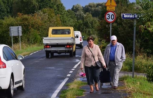 Brak chodników, zaniedbana infrastruktura drogowa, dziko rosnąca roślinność - to wszystko - zdaniem mieszkańców Łęgnowa - wpływa na to, że ulica Toruńska jest bardzo niebezpieczna