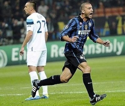 Inter - Lille. Cieszy się zdobywca pierwszego gola dla gospodarzy Walter Samuel. W jasnym stroju Ireneusz Jeleń. Fot. EPA/Daniel Dal Zennaro