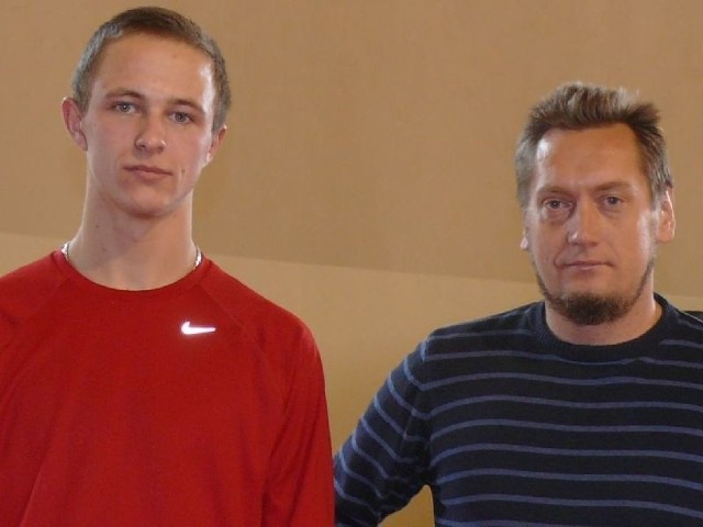 Paweł Switek przygotowuje się do mistrzostw Polski juniorów młodszych. Na zdjęciu z trenerem Sławomirem Szydłowskim.