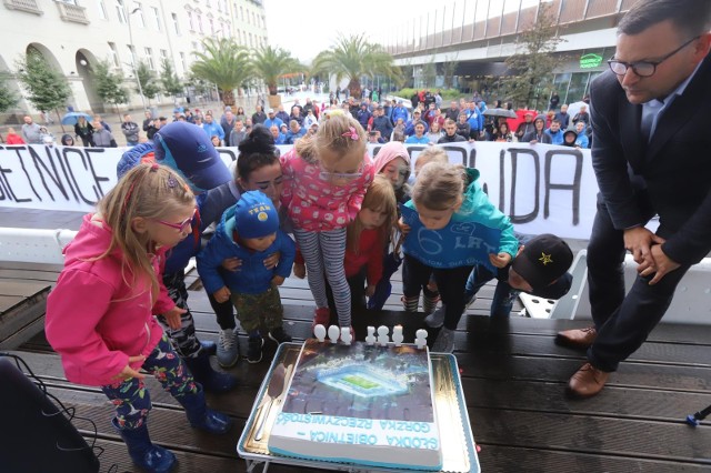 26.08.2021. Happening kibiców Ruchu z okazji 6. rocznicy prezentacji makiety nowego stadionu.  Zobacz kolejne zdjęcia. Przesuwaj zdjęcia w prawo - naciśnij strzałkę lub przycisk NASTĘPNE