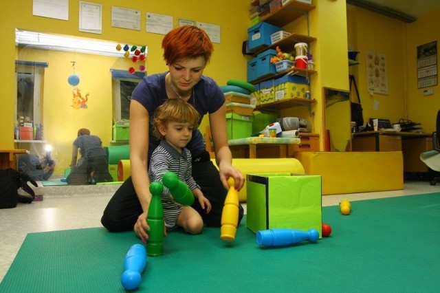 2-letni Arturek podczas zajęć z fizjoterapii z Katarzyną Musioł.