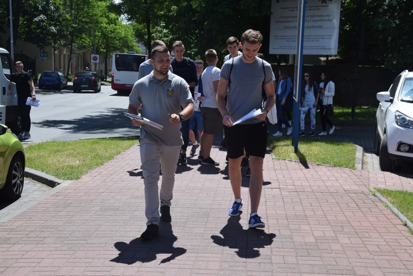 Kilkudziesięciu studentów Politechniki Częstochowskiej...