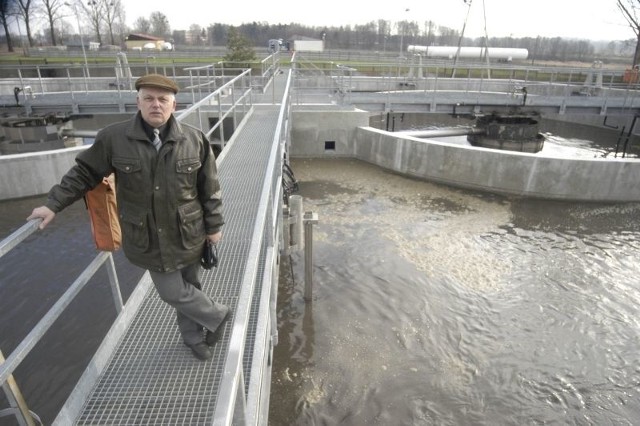 Czesław Widera twierdzi, że z winy wspólników gmina musiała poręczać kredyty, które brała spółka budująca oczyszczalnię.