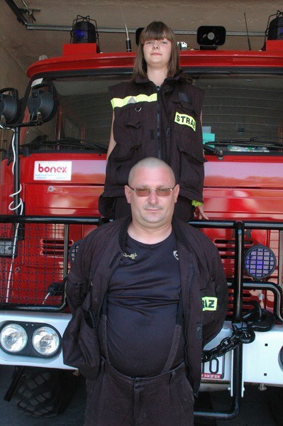Dariusz Kowalski z młodszą córką Jagodą. Do OSP należy także jej starsza siostra Ola. W strażackie życie zaangażowana jest cała rodzina ochotnika ze Świniar.