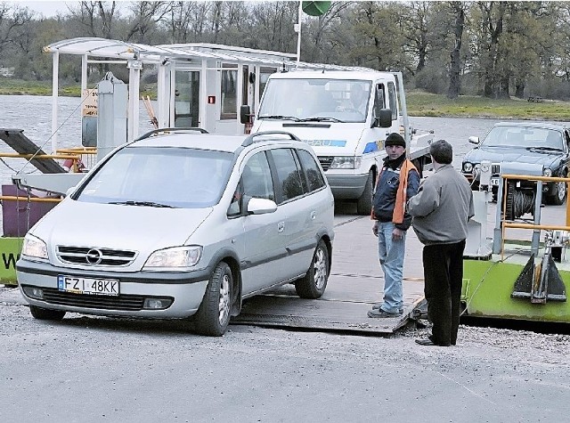 Na razie zamiast mostu w Milsku pływa nowy, większy prom napędzany silnikiem spalinowym (fot. Tomasz Gawałkiewicz)