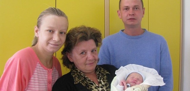 Patryk Nowakowski z rodzicami i babcią