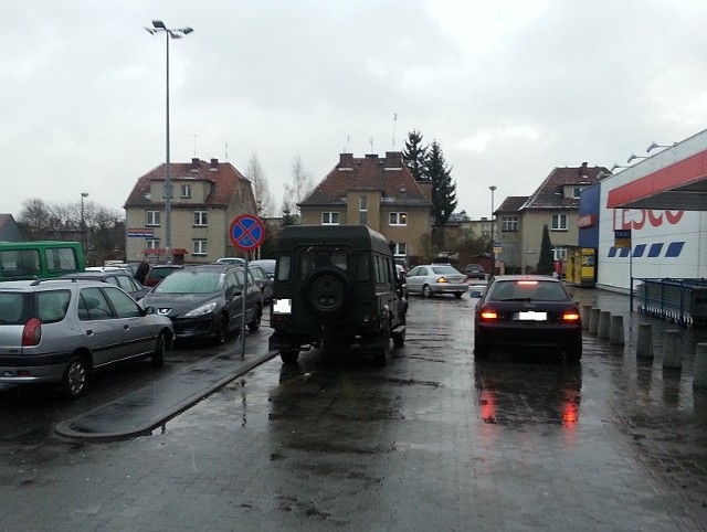 Tak parkują wojskowi w Żaganiu.